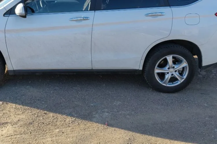Белый Haval M6 на подержанных дисках от Toyota RAV4