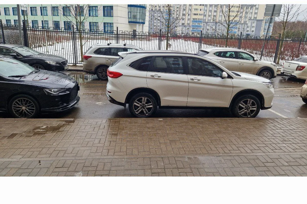 Белый Haval M6 на парковке