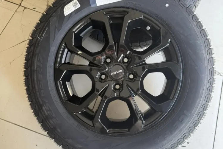 Диск Khomen с шиной, подготовленный к установке на Haval M6