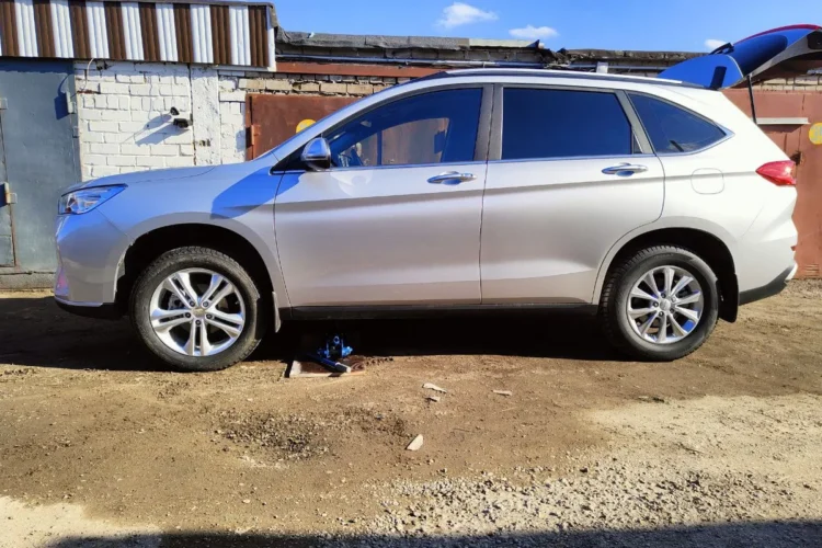 Серебристый Haval M6 на восемнадцатых дисках Replay