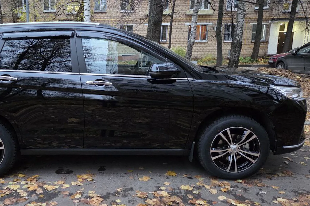 Чёрный Haval M6 в профиль