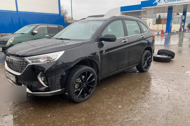 Чёрный Haval M6 на двадцатидюймовых дисках Khomen Wheels