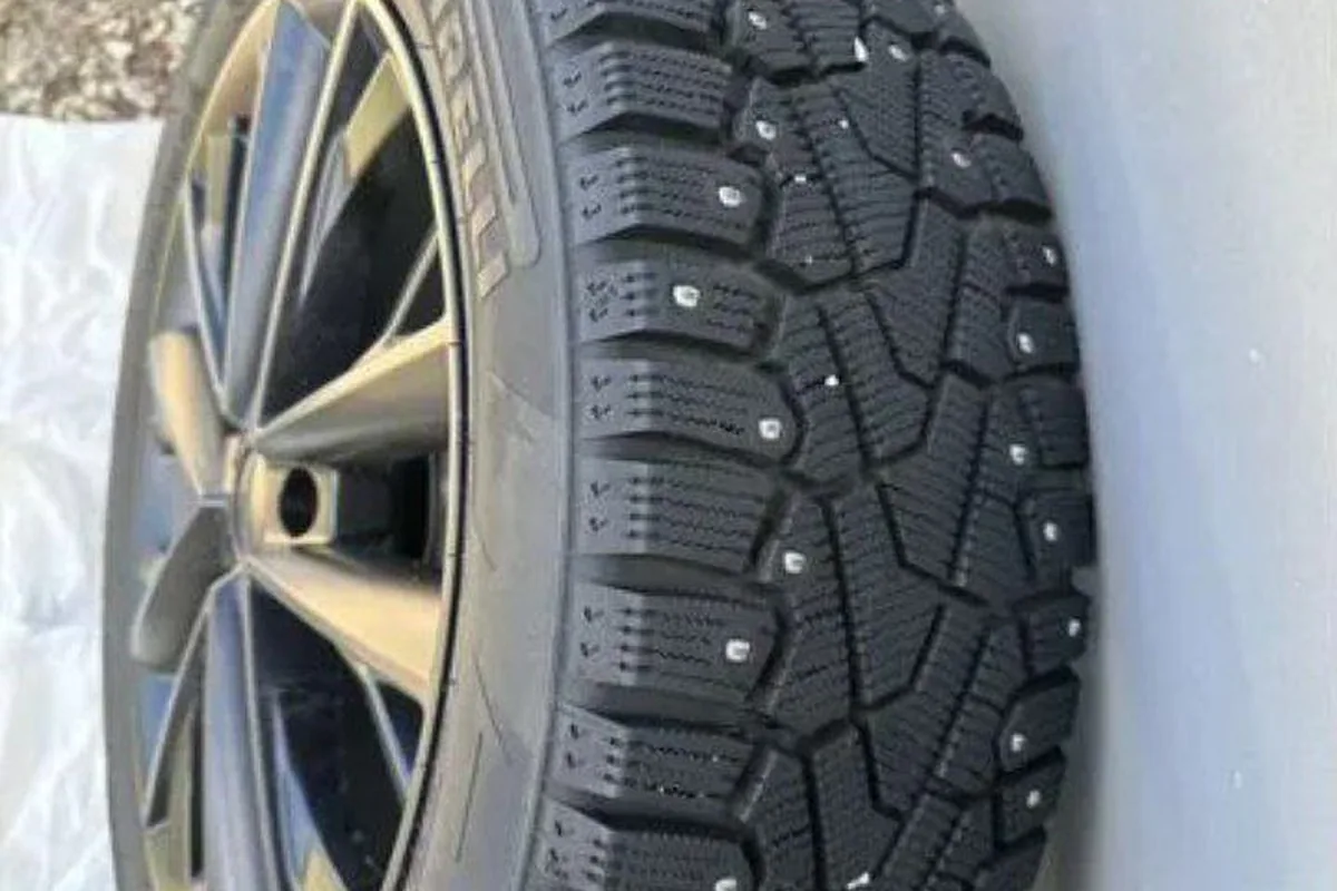 Колесо R18 с шипованной шиной Pirelli Ice Zero