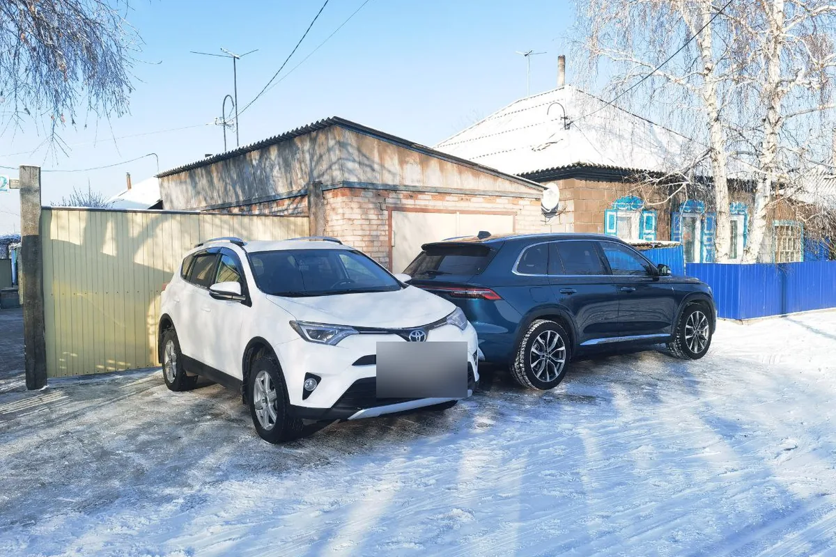 Geely Monjaro зимой во дворе рядом с другой машиной
