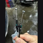 Что замерзает у Geely Monjaro зимой: тросики задних дверей — отзывная кампания, передние в неё не входят, ручки не срабатывают, форсунки омывателя при −6, лючок бака и колодки ручника