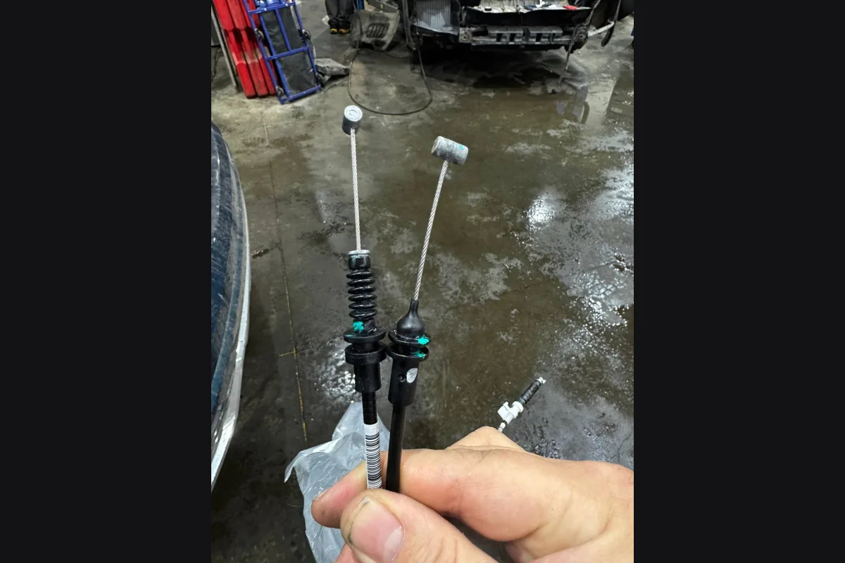 Старые и новые «отзывные» тросики замков задних дверей Geely Monjaro