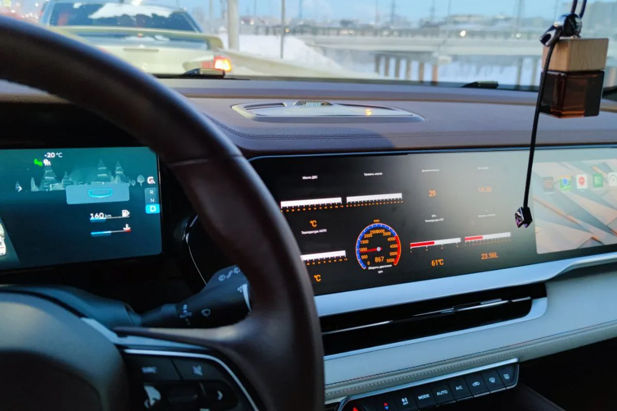 Приборная панель Geely Monjaro в движении при −20 °C