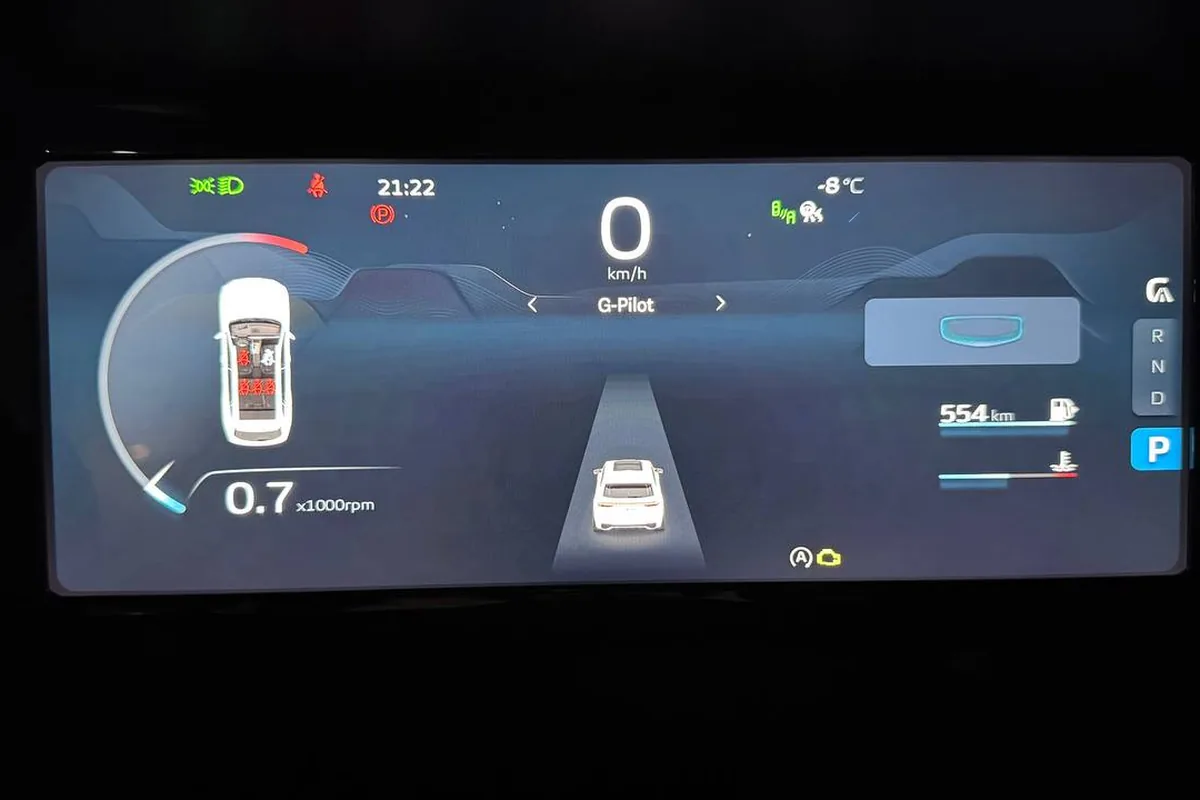 Чек двигателя на приборной панели Geely Monjaro при −8 °C