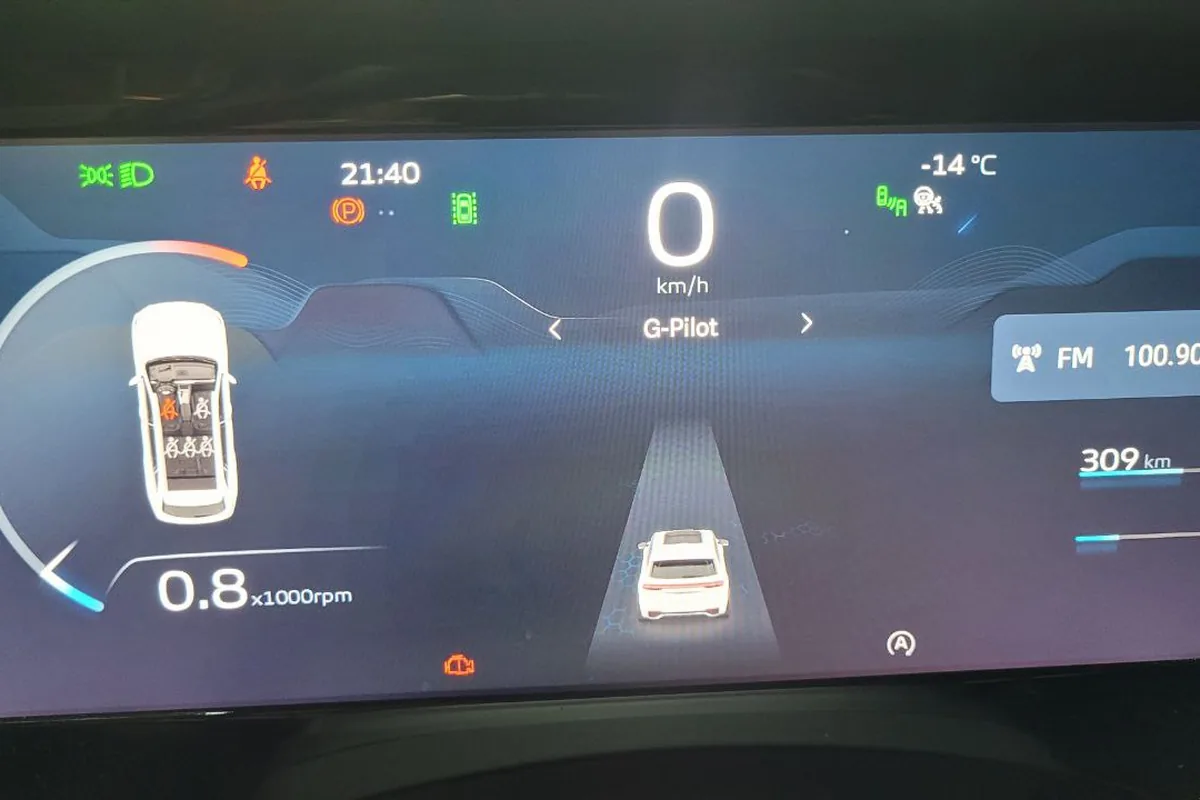 Предупреждения на приборке Geely Monjaro после мороза −30