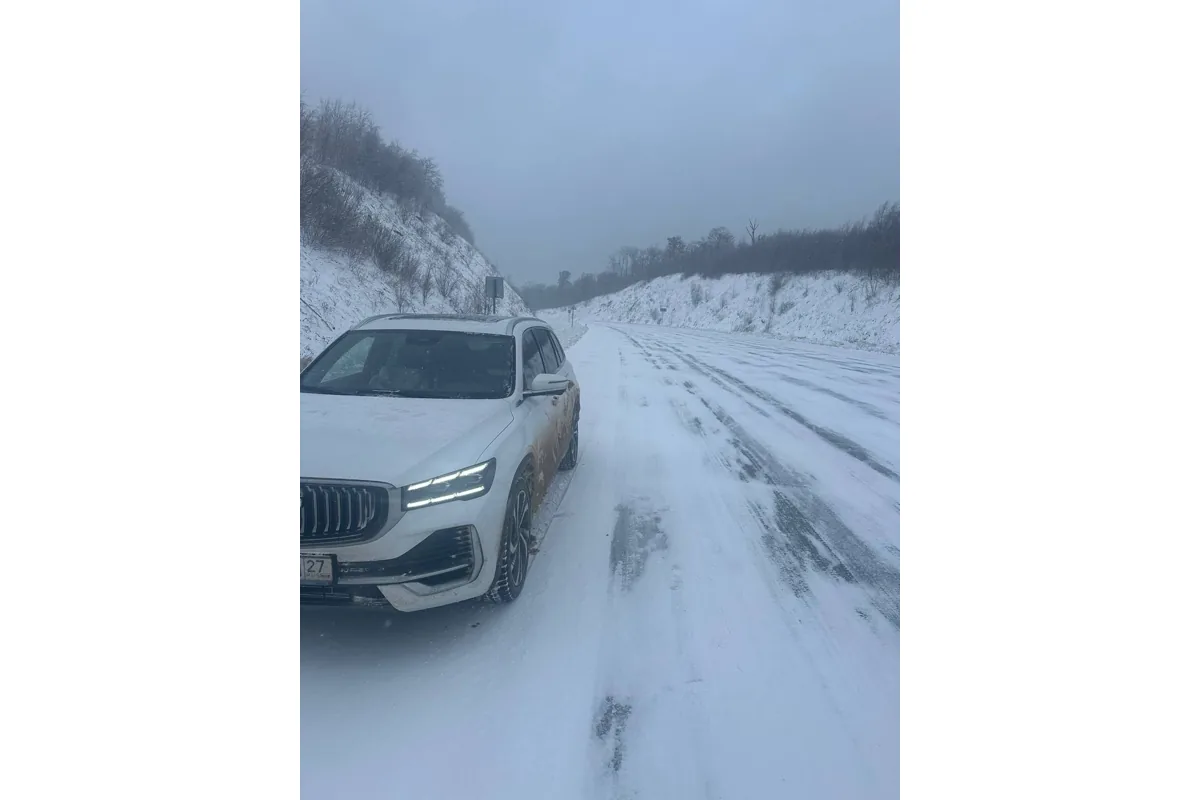 Geely Monjaro на заснеженной трассе после ночного снегопада
