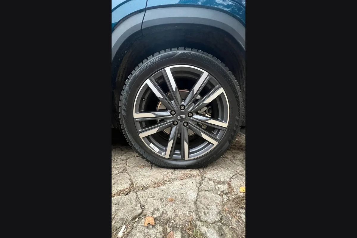 Шина Hankook Winter i*Pike X 255/45 R20 на Geely Monjaro