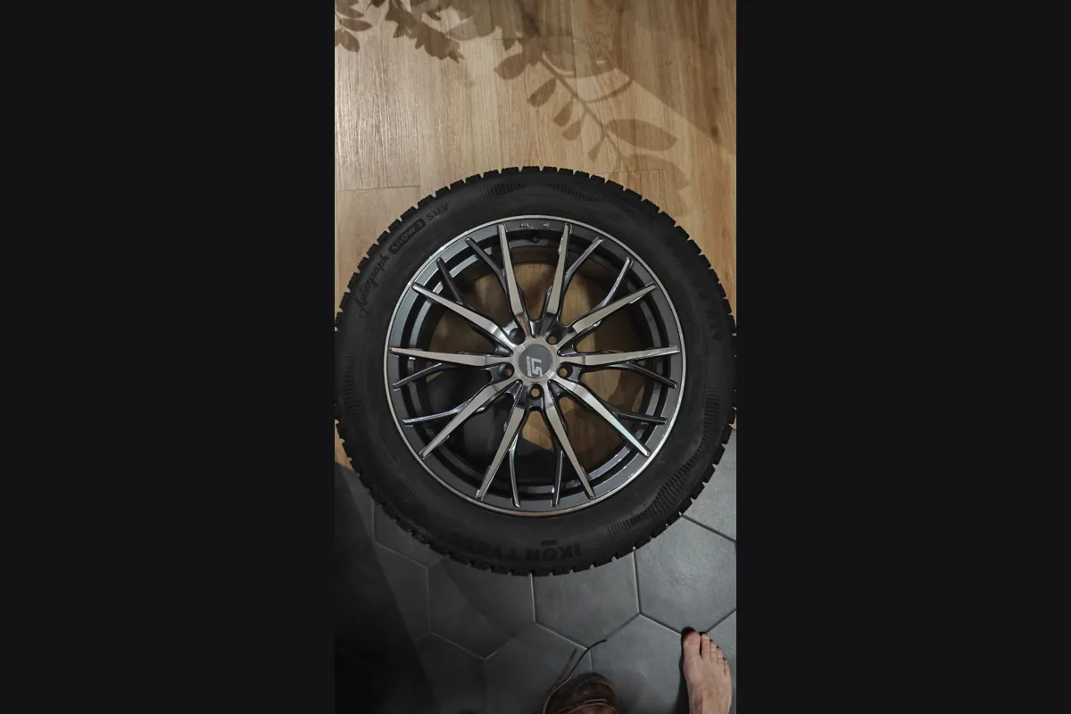 Зимнее колесо Geely Monjaro на дисках LS RC11 R19 с липучкой Ikon 235/55