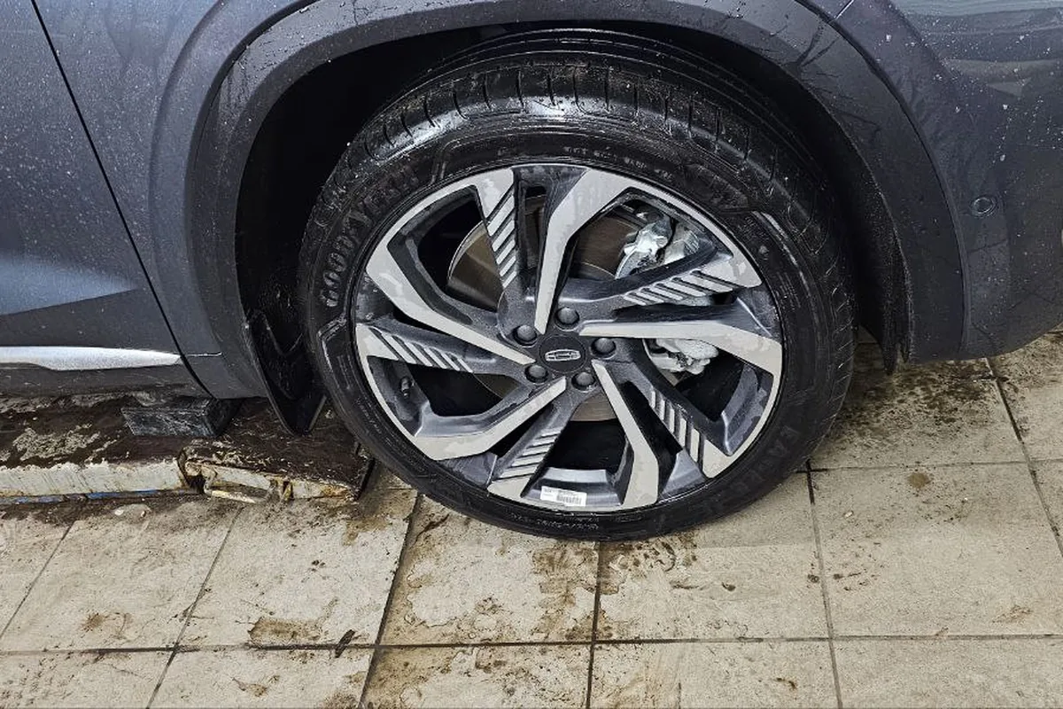 Geely Monjaro на 18-х дисках с шинами Pirelli Scorpion Ice Zero 2 235/55 R18