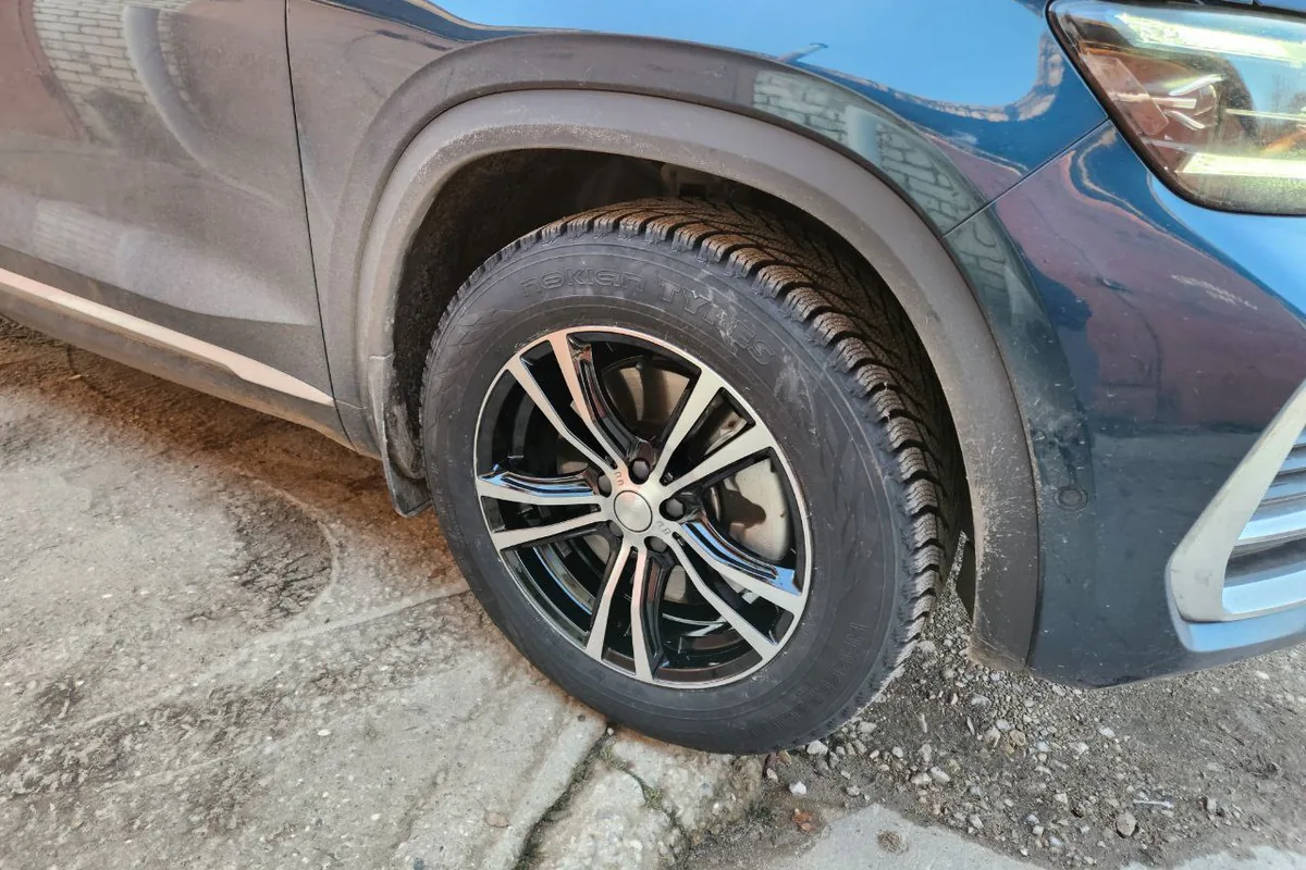 Зимнее колесо на 18-м диске, упирающееся в тормозной суппорт Geely Monjaro