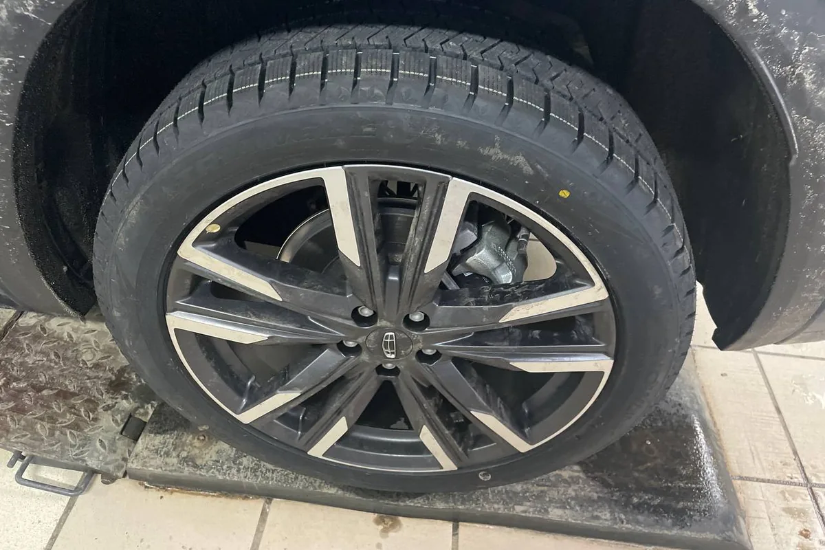 Липучка Triangle PL02 255/45 R20 на Geely Monjaro
