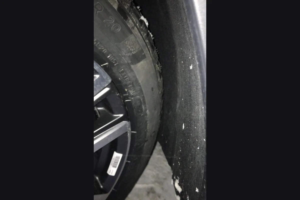 Зазор между шиной 235/55 R20 и аркой Geely Monjaro при вывороте