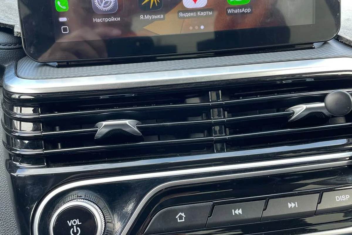 Экран Changan Alsvin с меню Apple CarPlay через адаптер Carlinkit