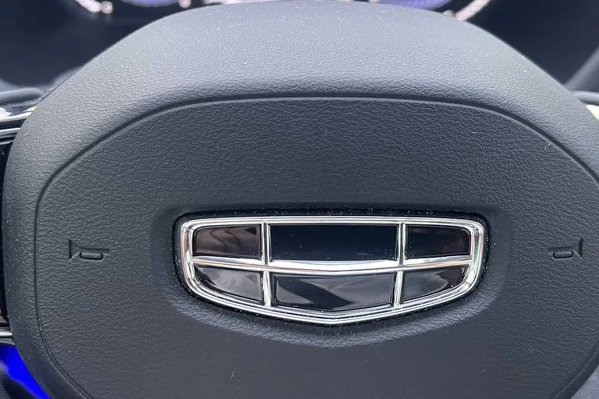 Кнопки на руле Geely Emgrand, которые нужно удерживать для перезагрузки головного устройства