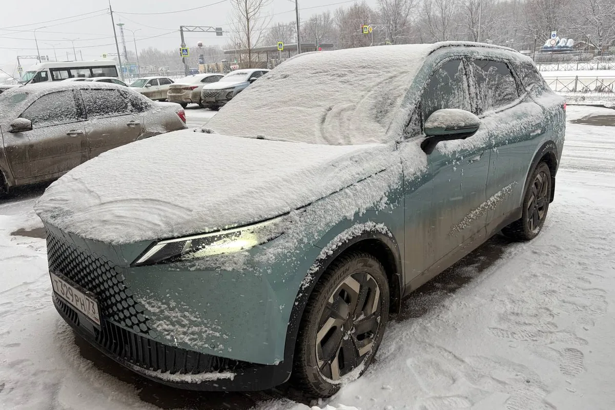 Заснеженная Omoda C5 на стоянке