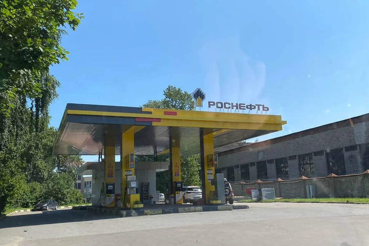 АЗС «Роснефть», вид из салона Нивы через лобовое стекло
