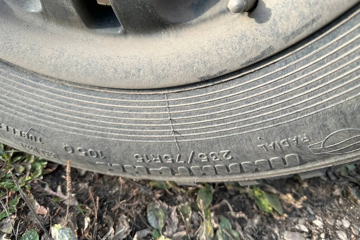 Боковина шины 235/75 R15 на колесе Нивы Бронто