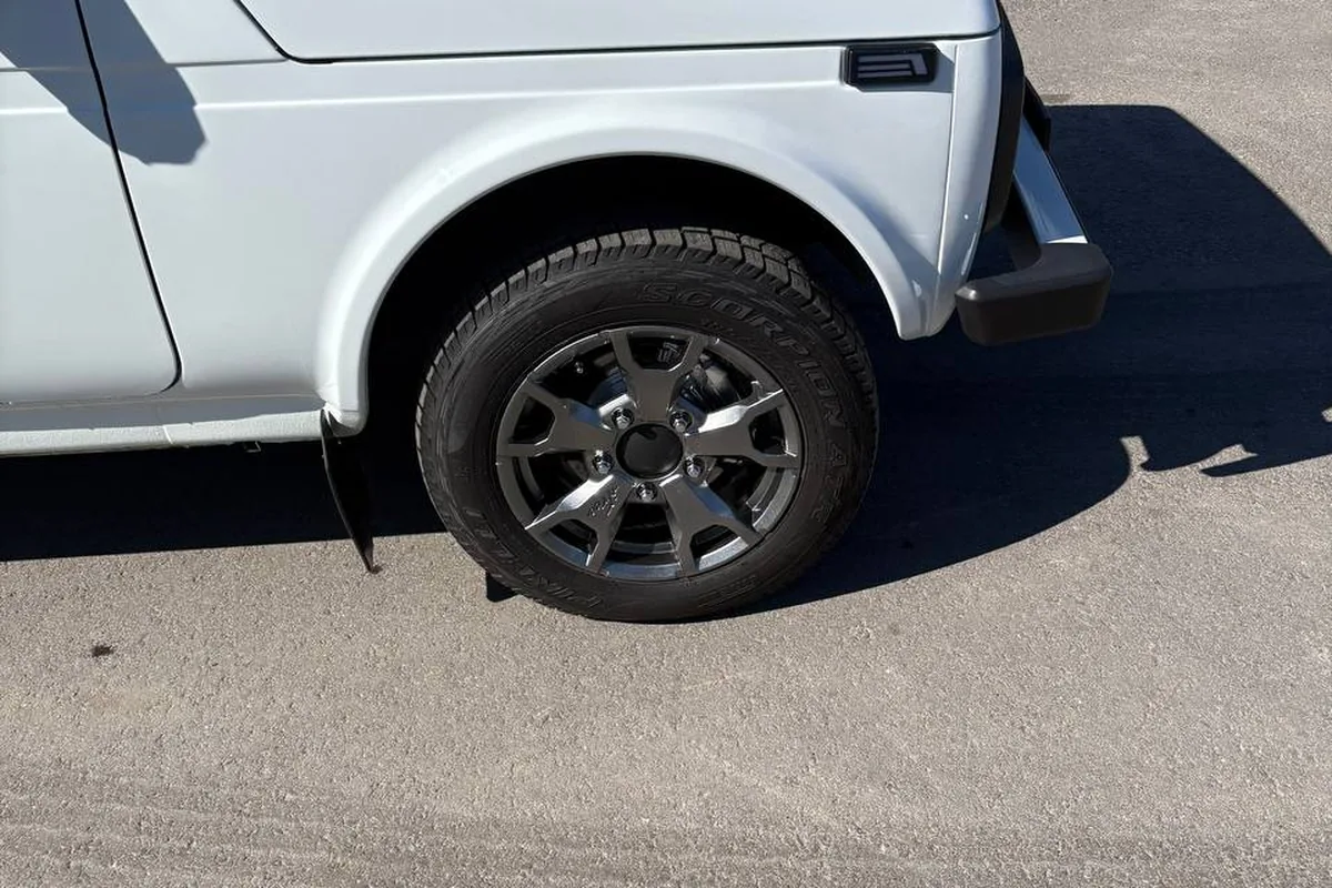 Переднее колесо белой Нивы Легенды на литом диске с шиной Pirelli Scorpion