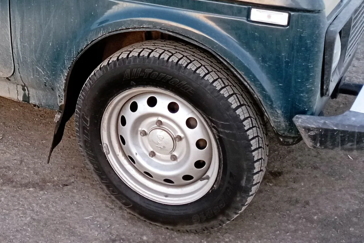 Переднее колесо старой Нивы: шина 215/65 R16 на штампованном диске