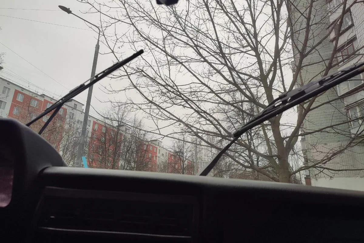 Вид из салона Нивы: оба дворника застыли поднятыми посреди лобового стекла