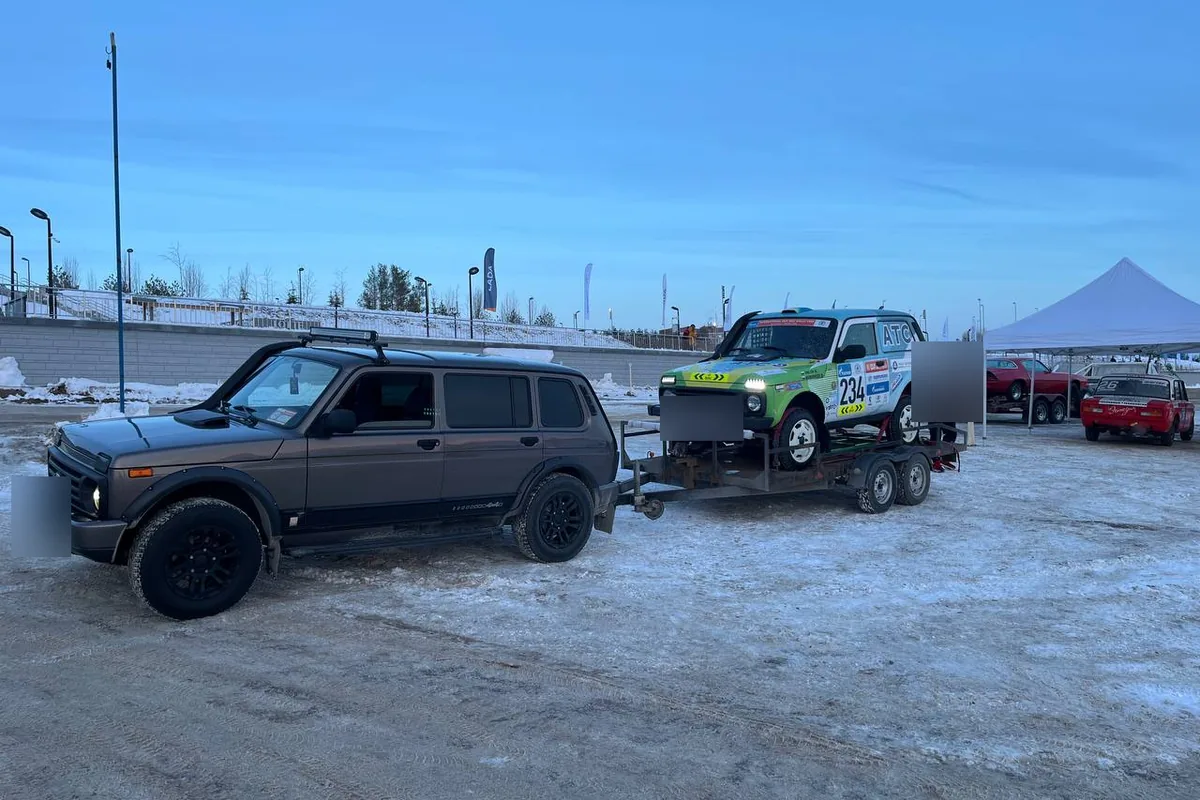 Пятидверная Нива тянет двухосный автовоз со спортивной Нивой
