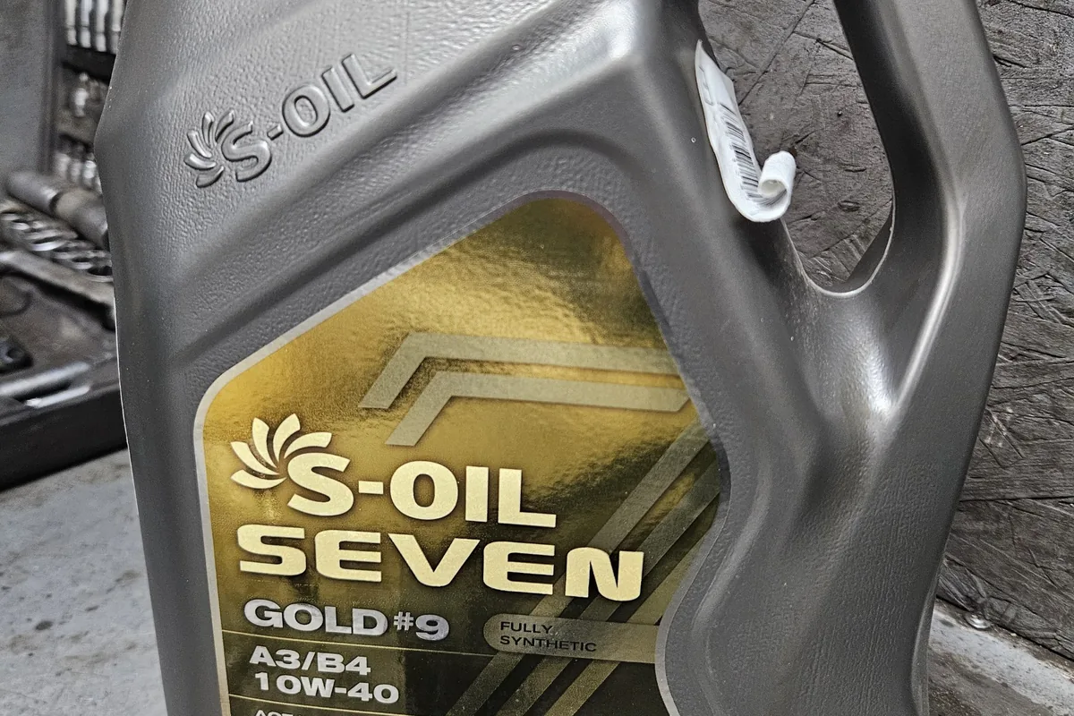 Канистра моторного масла S-Oil Seven 10W-40 в гараже