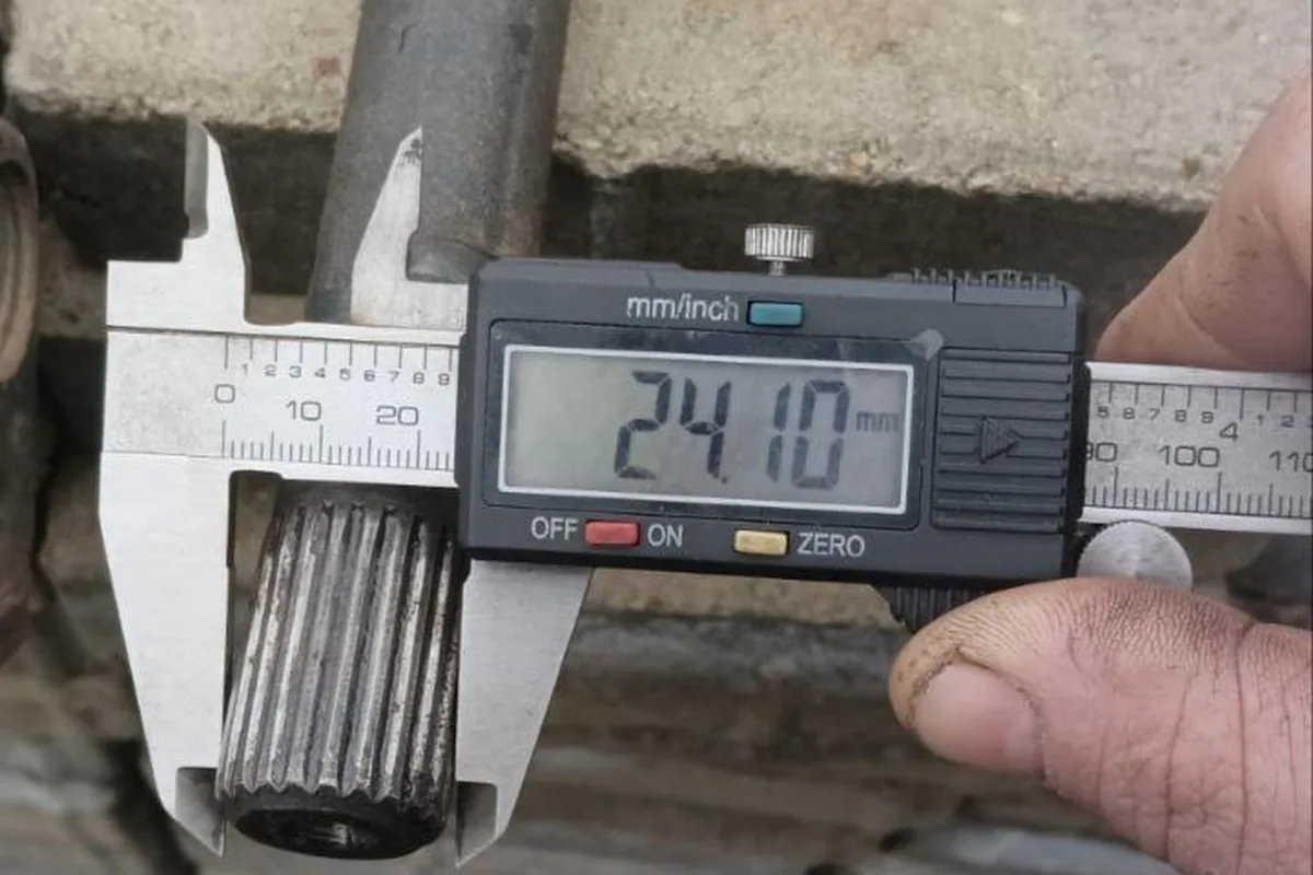 Штангенциркуль на шлицевом конце полуоси Нивы показывает 24,10 мм