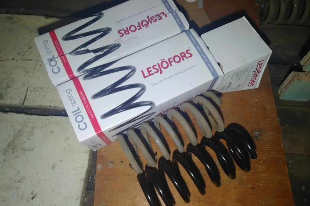 Новые пружины Lesjofors в коробках рядом со старой передней пружиной