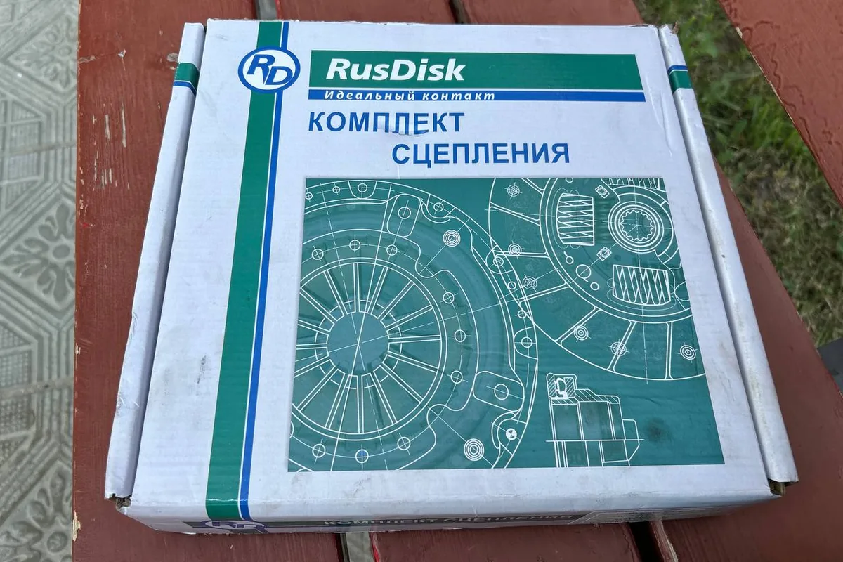 Коробка с комплектом сцепления на скамейке