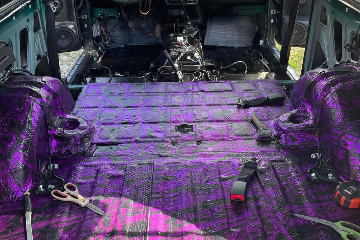 Пол и задние арки Нивы со снятыми сиденьями, проклеенные виброизоляцией