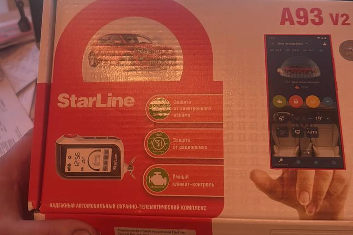 Коробка сигнализации StarLine A93 v2 в руках владельца
