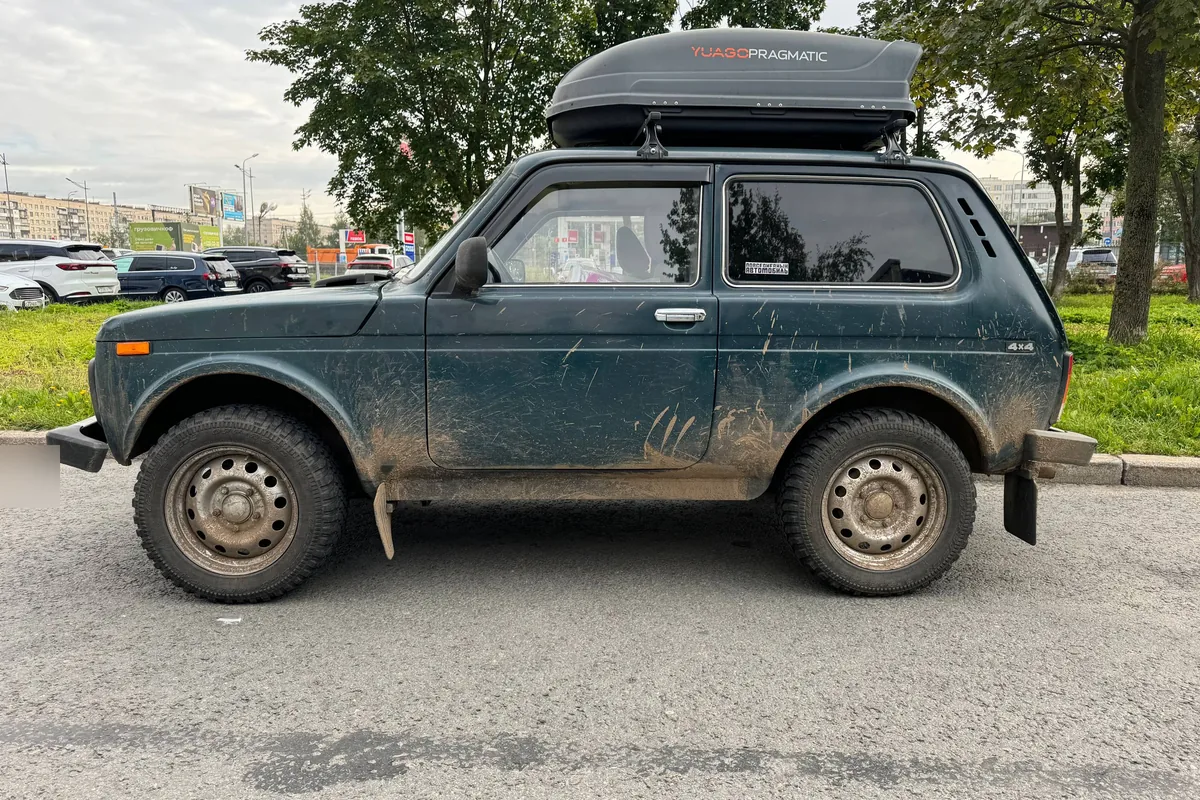 Трёхдверная Нива с автобоксом на крыше, вид сбоку