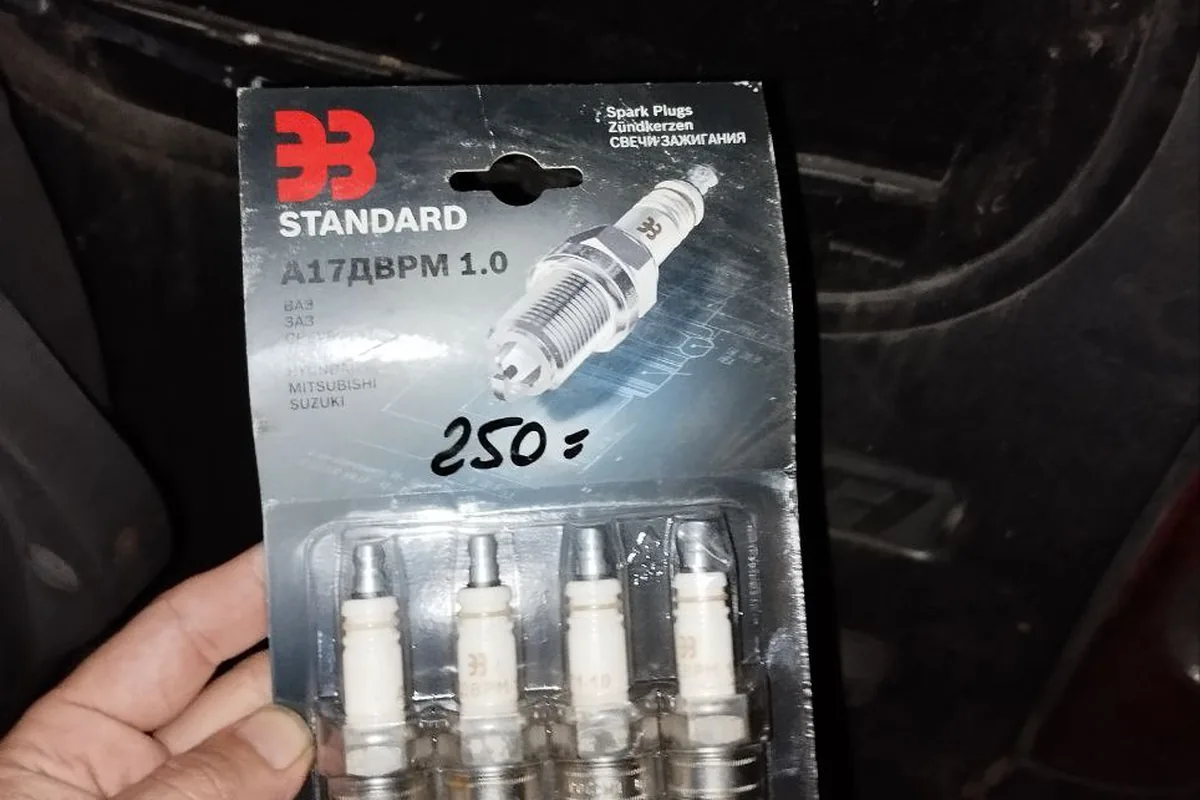 Комплект из четырёх свечей А17ДВРМ в блистере с ценой 250 рублей