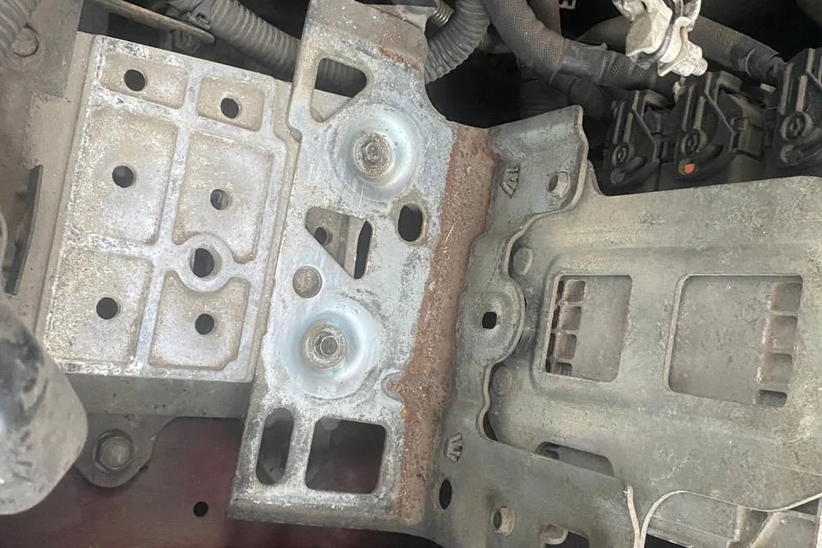 Ржавая площадка под снятым аккумулятором Nissan Qashqai