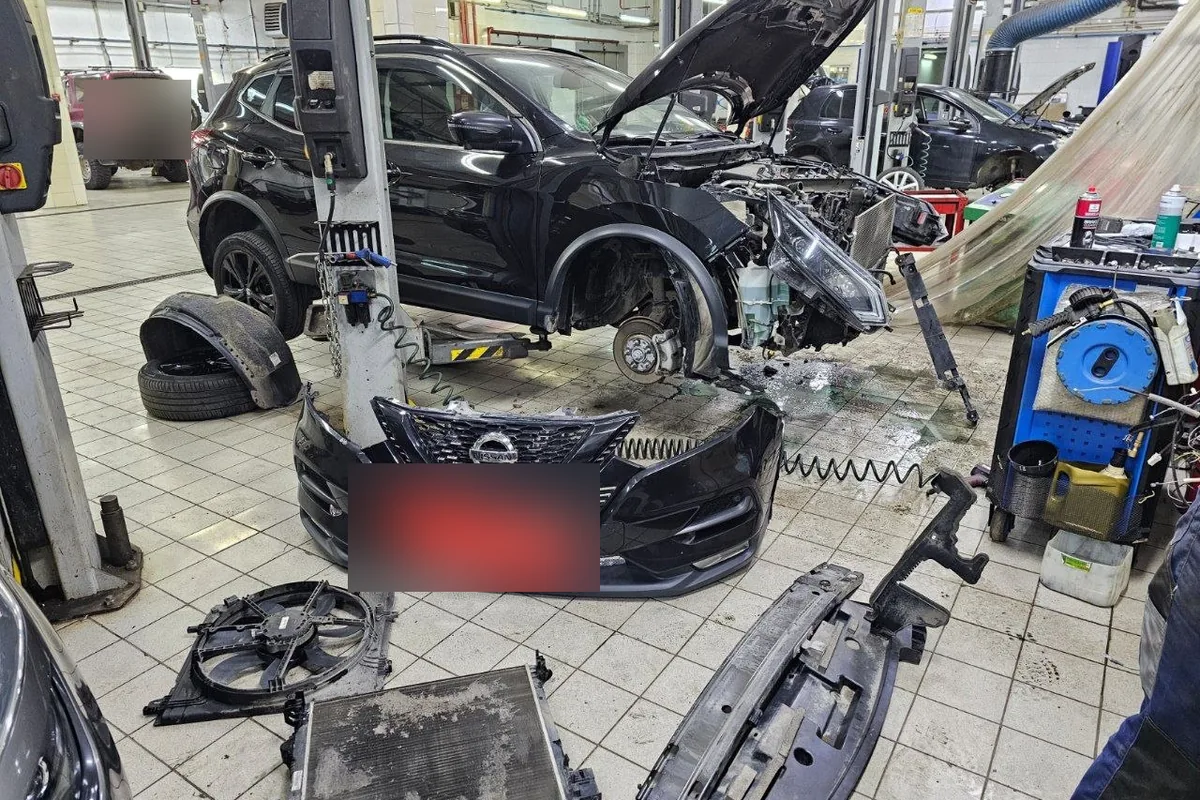 Nissan Qashqai J11 на подъёмнике со снятым радиатором перед заменой антифриза