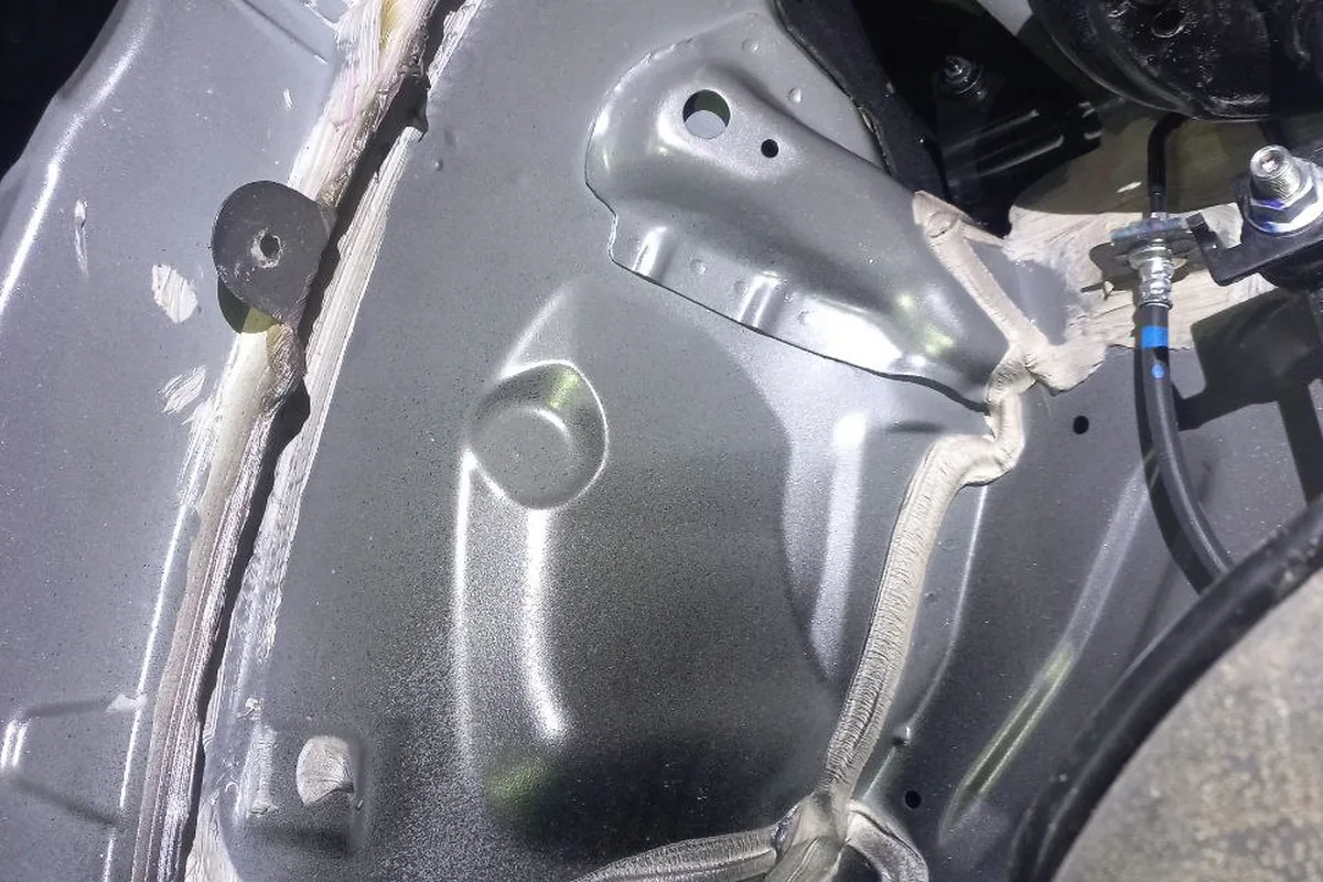 Голый металл в арке нового Nissan Qashqai без антикора
