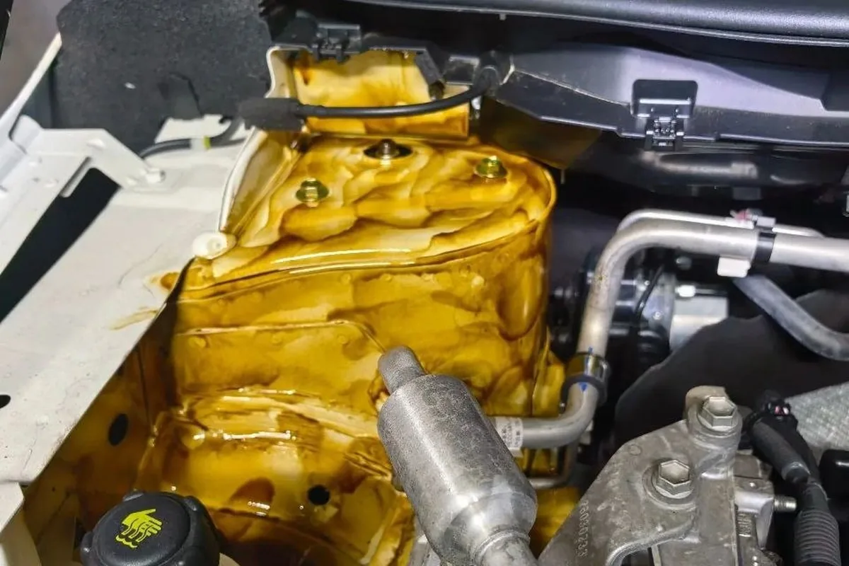 Стакан стойки под капотом Nissan Qashqai после обработки Dinitrol