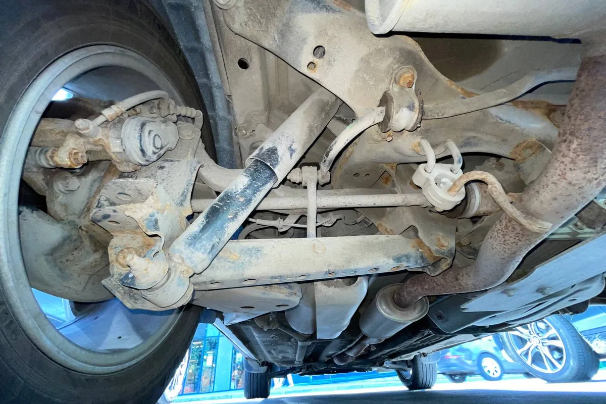 Рыжая задняя подвеска и подрамник на днище Nissan Qashqai