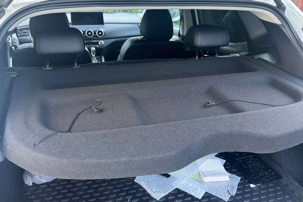 Полка багажника, установленная в Nissan Qashqai