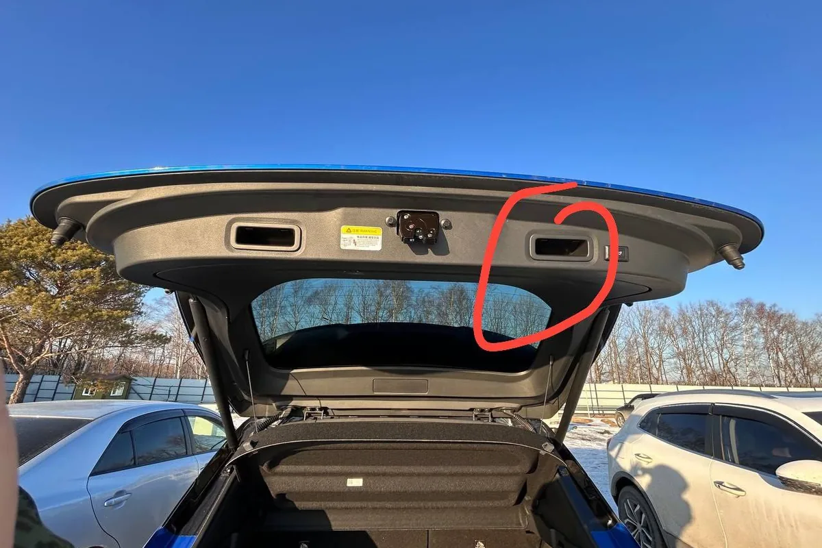 Открытая крышка багажника Nissan Qashqai с электроприводом