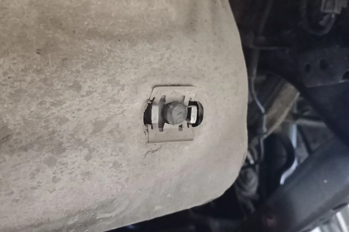 Крепление защиты топливного бака снизу Nissan Qashqai