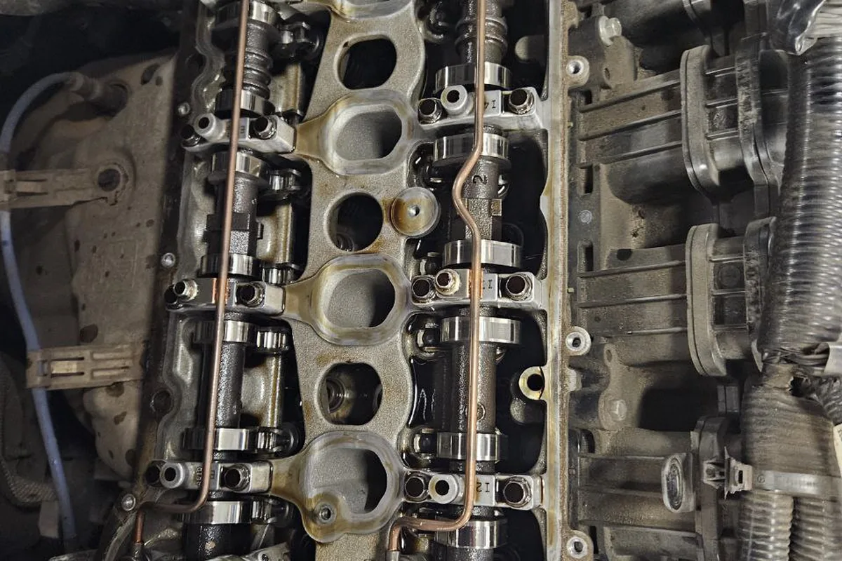 Двигатель Nissan Qashqai со снятой клапанной крышкой