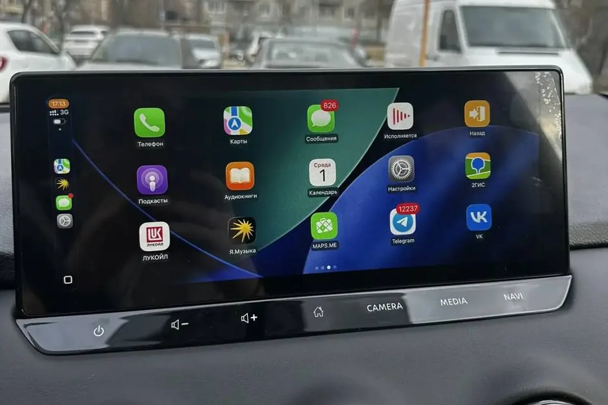 Магнитола Nissan Qashqai Glory с меню CarPlay на экране