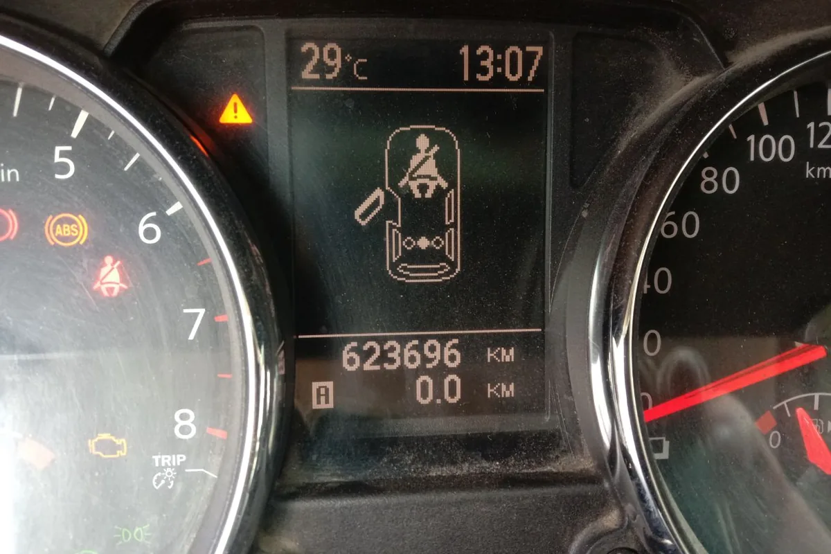 Пробег 623 696 км на приборке Nissan Qashqai J10 с родной цепью