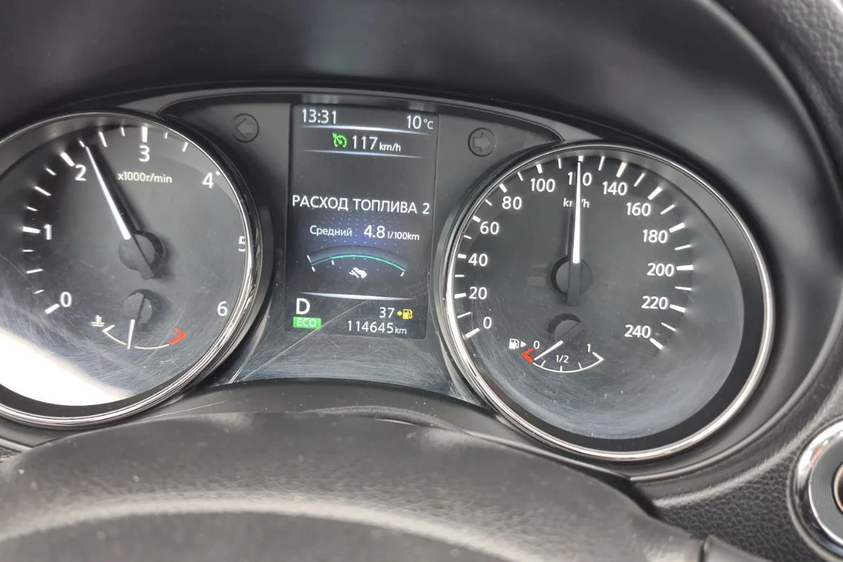 Приборная панель дизельного Nissan Qashqai J11, средний расход 4,8 л