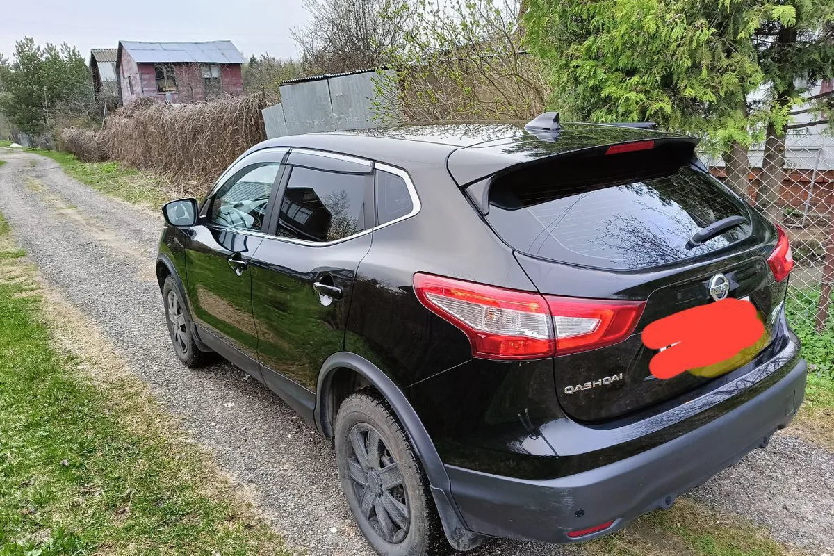 Nissan Qashqai J11 дорестайлинг в чёрном цвете, вид сзади